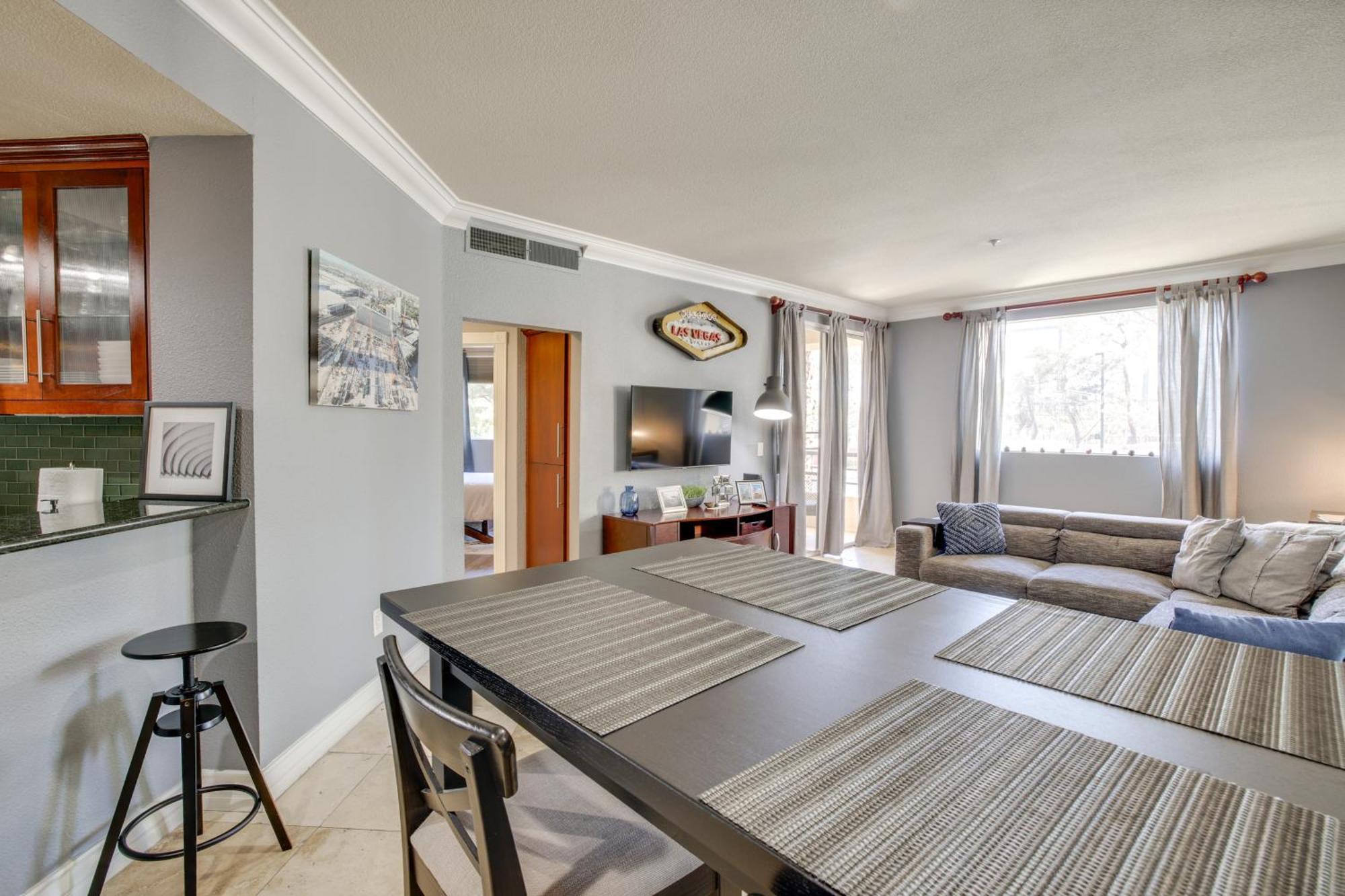 Walk To Vegas Strip Modern With Patio!
