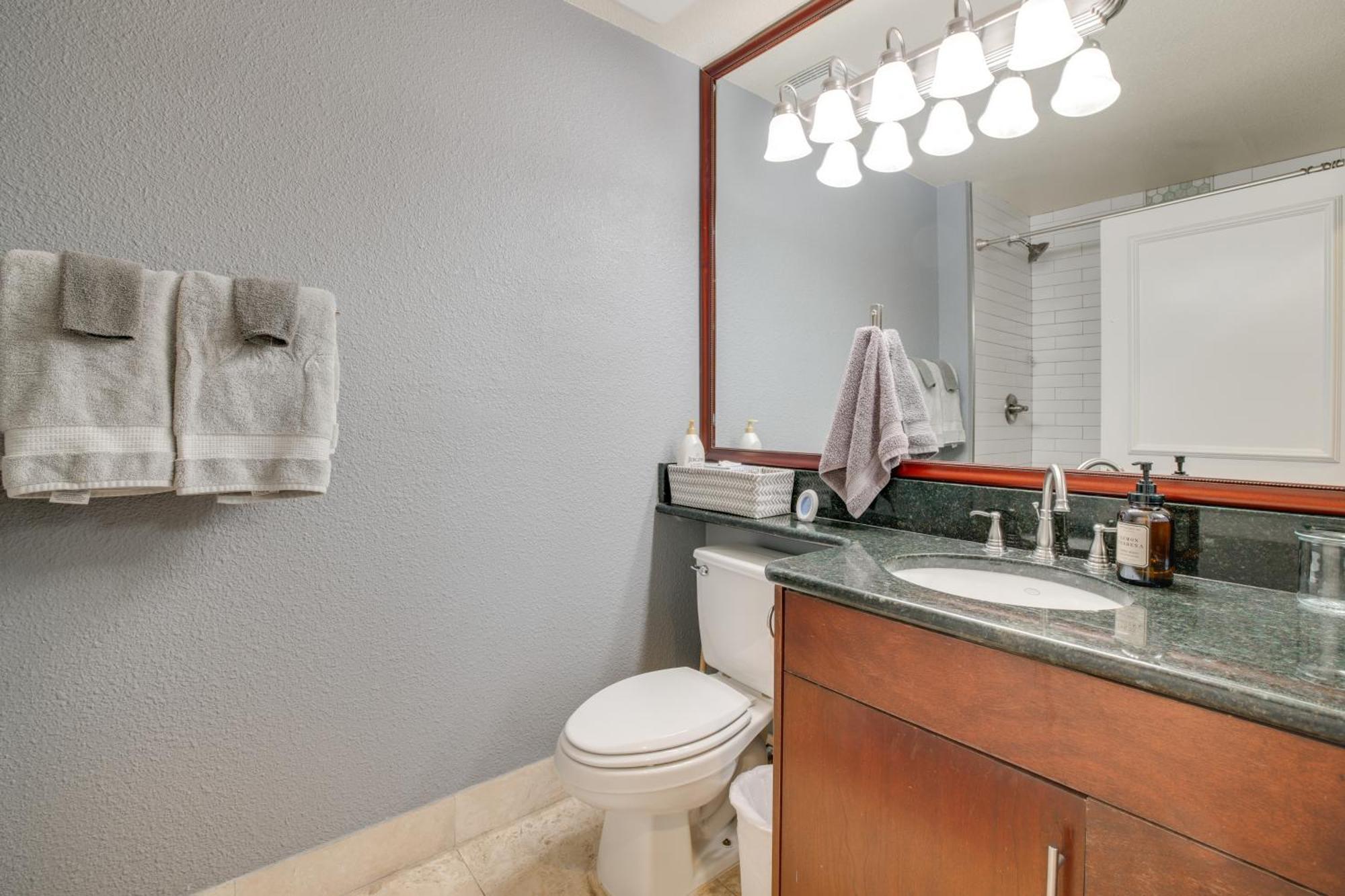 Apartment Walk To Vegas Strip Modern With Patio! *